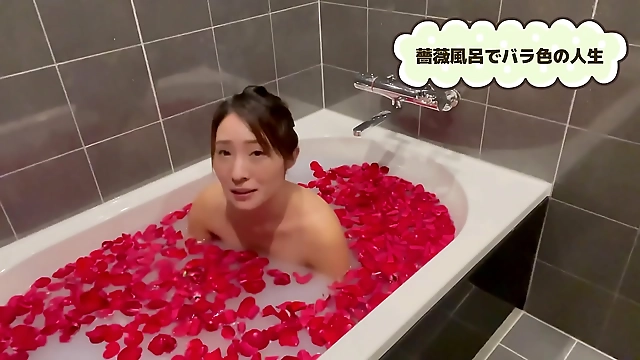 JAVにインスパイアされた究極の体験で、甘美なローズバスでリラックスしよう！