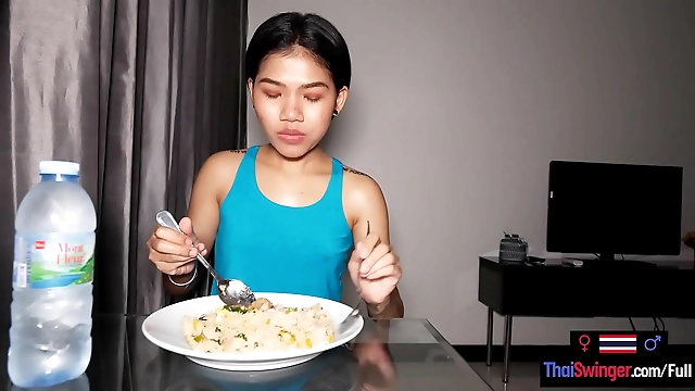 小さな体でセックスに貪欲な、甘美なタイのティーンを紹介しよう！ナムタムの手作り夕食の楽しみ