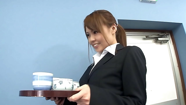 魅惑的な日本人秘書、鈴木さとみのエッチな一面を発見しよう！